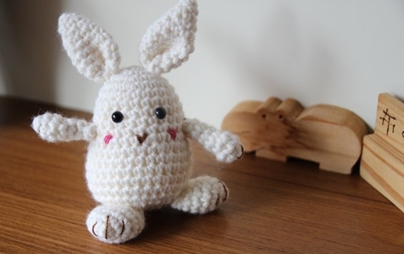 Amigurumi crochet doll: White Bunny Rabbit, Easter bunny rabbit - ของเล่นเด็ก - วัสดุอื่นๆ ขาว
