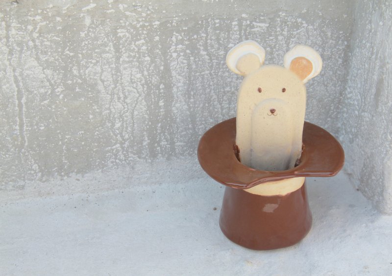 Magician Hat Series - Bear 【L】 (bite a mouth and arc cap design) - Items for Display - Pottery Brown