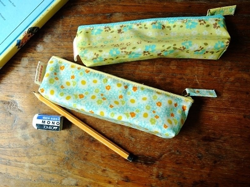 甜蜜小花園 防水油布筆袋  藍色小花 - 筆盒/筆袋 - 棉．麻 黃色