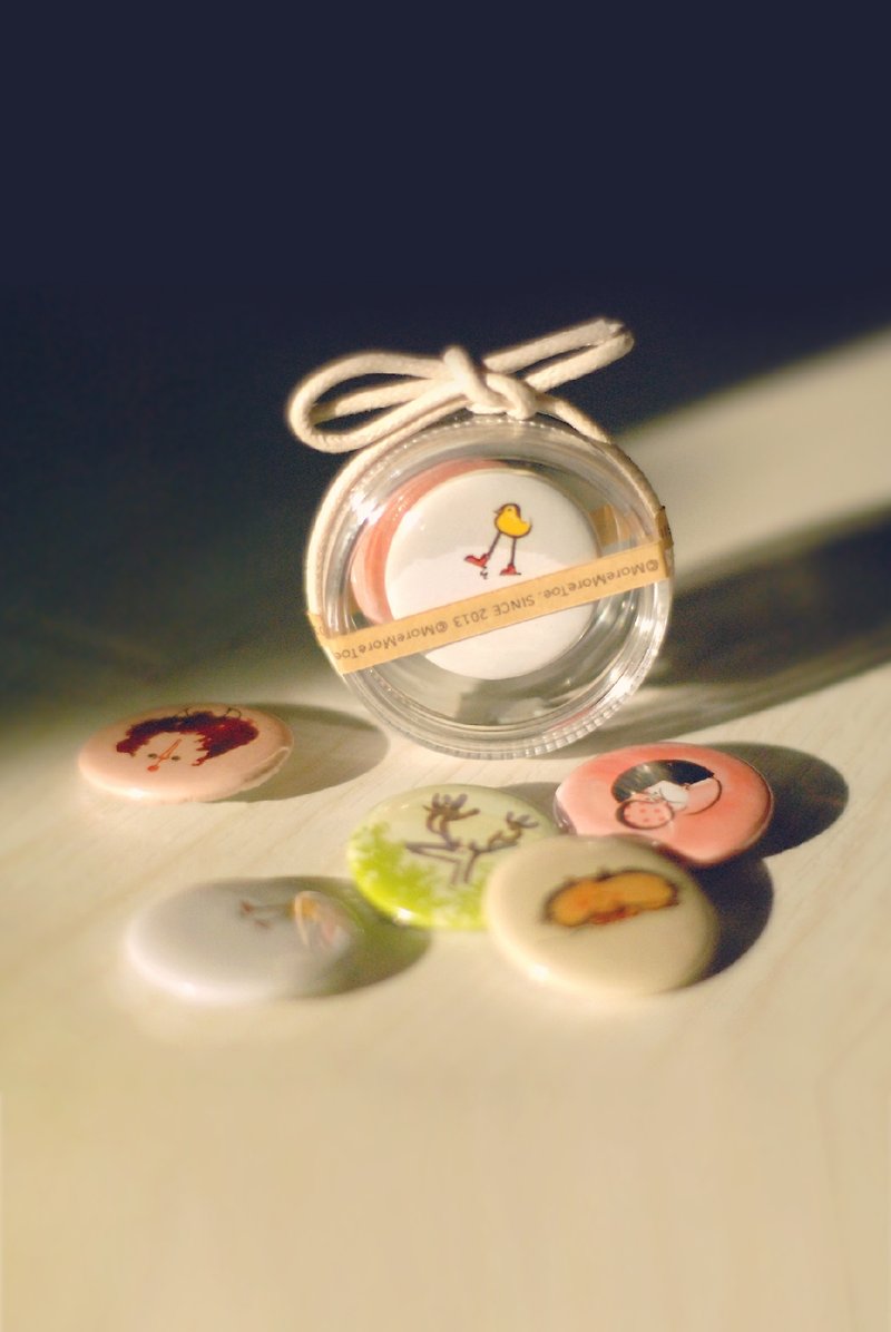 [Exclusive] defines small gift mini badge / triple into a group. Models can be picked - เข็มกลัด/พิน - โลหะ หลากหลายสี
