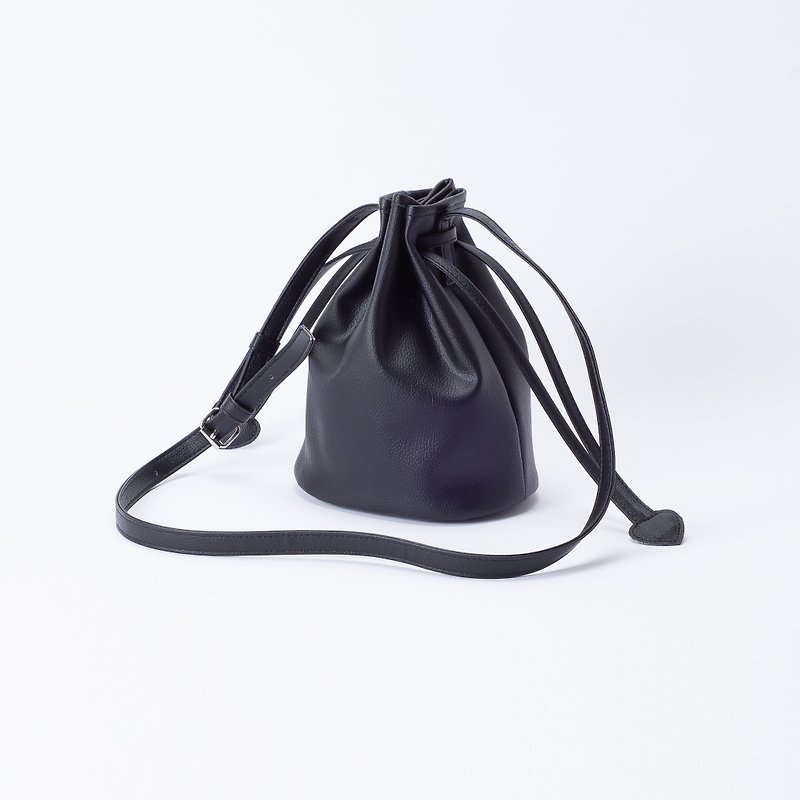 Candy style small bucket bag with drawstrings, can be used as a hand or shoulder bag Black/Versatile black - กระเป๋าแมสเซนเจอร์ - หนังเทียม สีดำ