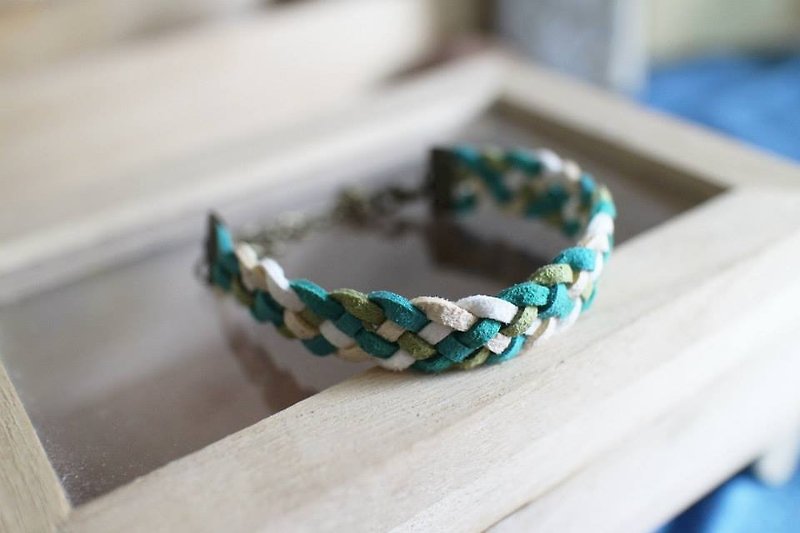 hand made bracelet-- korean synthetic leather【Green Nature】 - สร้อยข้อมือ - หนังแท้ สีเขียว