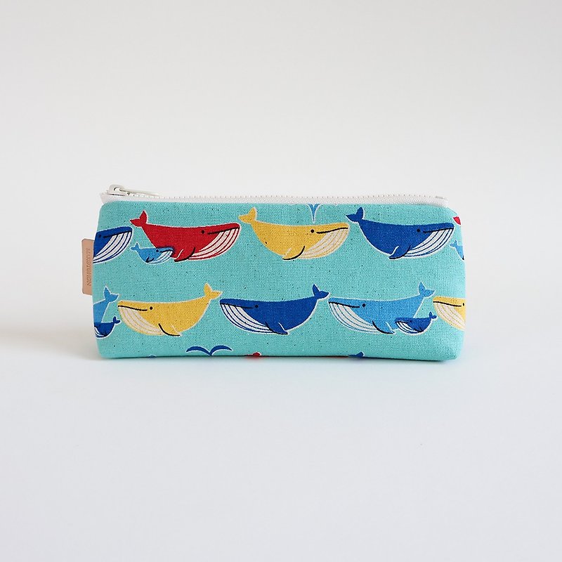 手工製作悠遊彩虹色鯨魚圖樣筆袋 - 鉛筆盒/筆袋 - 棉．麻 多色