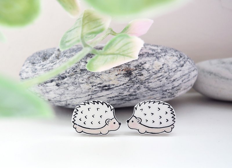 Shy and cute little hedgehog earrings handmade earrings anti-allergic ear acupuncture painless Clip-On - Earrings & Clip-ons - Resin White
