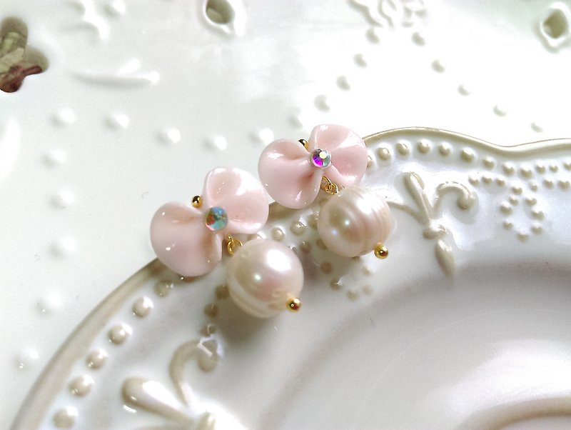[Semi-precious stones and pearls. Miss Bow control]. Handmade earrings. {Needle / cramping} {Pink} - ต่างหู - เครื่องเพชรพลอย สึชมพู