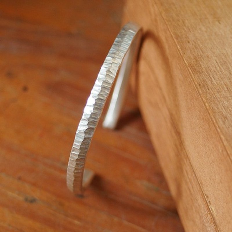 リッジライン手鍛造純銀製のブレスレットのノック - ブレスレット - 金属 ホワイト