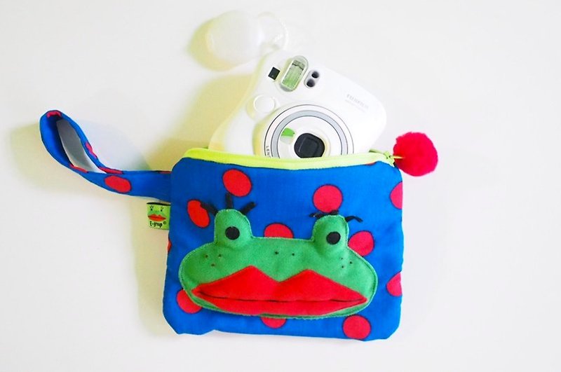 E*group A frog handbag. Blue background and red dot frog exchange gifts Christmas - กระเป๋าเครื่องสำอาง - วัสดุอื่นๆ สีน้ำเงิน