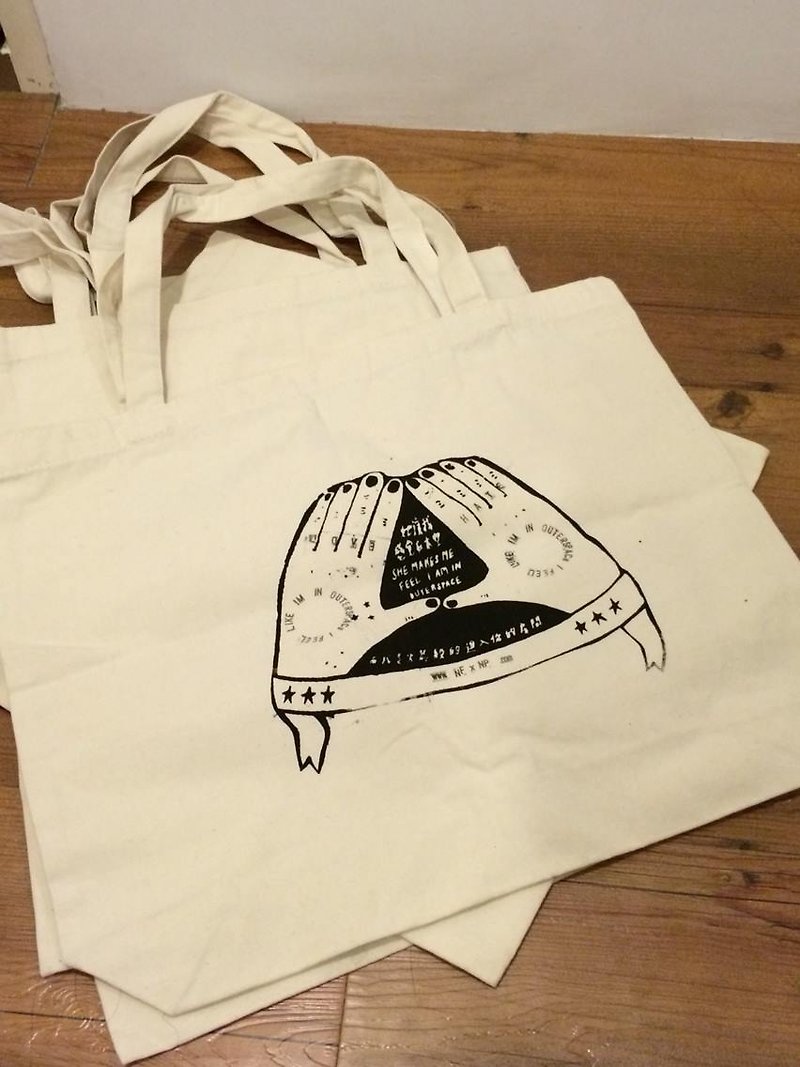 NO FUTURE NO PAST She makes me feel like I am in outer space tote bage - ショルダーバッグ - コットン・麻 ホワイト