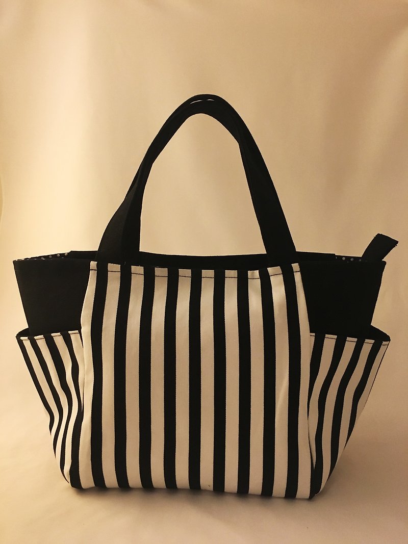 Black and white straight stripes out of the bag / lunch bag - กระเป๋าถือ - ผ้าฝ้าย/ผ้าลินิน สีดำ