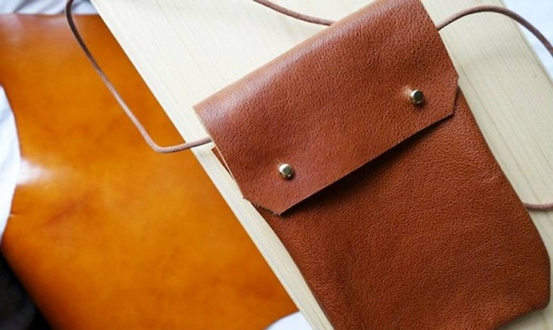 手工製皮革斜揹小包 斜背包 護照包/訂造禮物,聖誕禮物 - 側背包/斜孭袋 - 真皮 金色