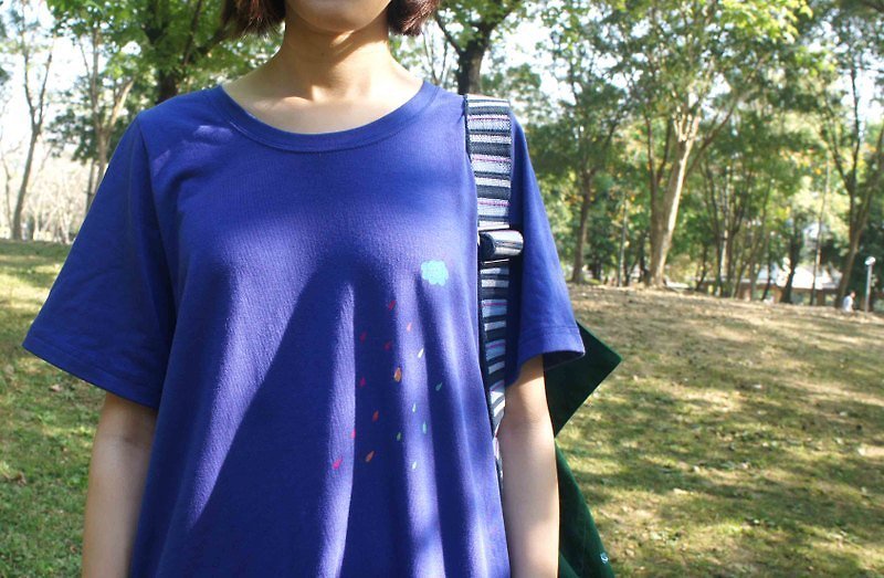 寶藍色長長寬寬舒服t-shirt 下一場彩色的雨 / 宇宙動物小火山 / 小溪、大河、細沙、一片海 - T 恤 - 棉．麻 藍色