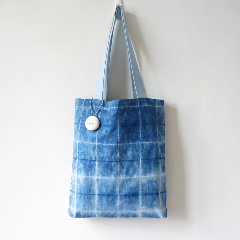 S.A x Inside Out, Indigo dyed Handmade Checks Pattern Tote Bag - กระเป๋าแมสเซนเจอร์ - ผ้าฝ้าย/ผ้าลินิน สีน้ำเงิน