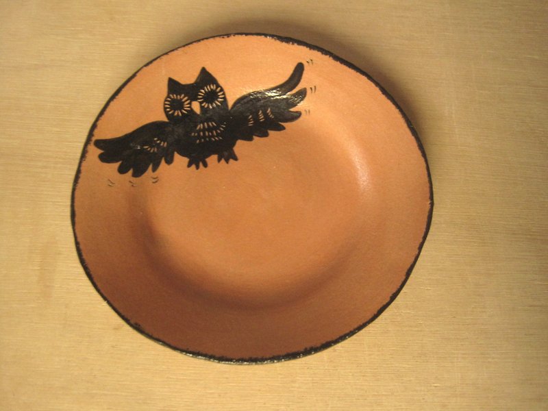 DoDo Handmade Whispers. Animal Silhouette Series-Owl Disc (Iron Red) - จานและถาด - ดินเผา สีแดง