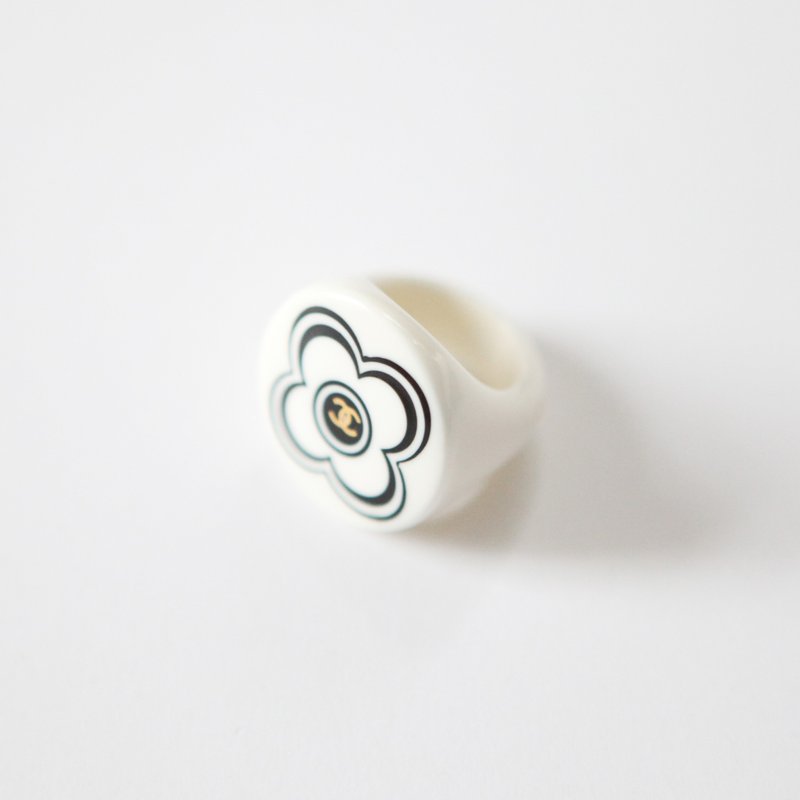 A ROOM MODEL - VINTAGE, PC-0010 CHANEL flower pattern ring - General Rings - Plastic White