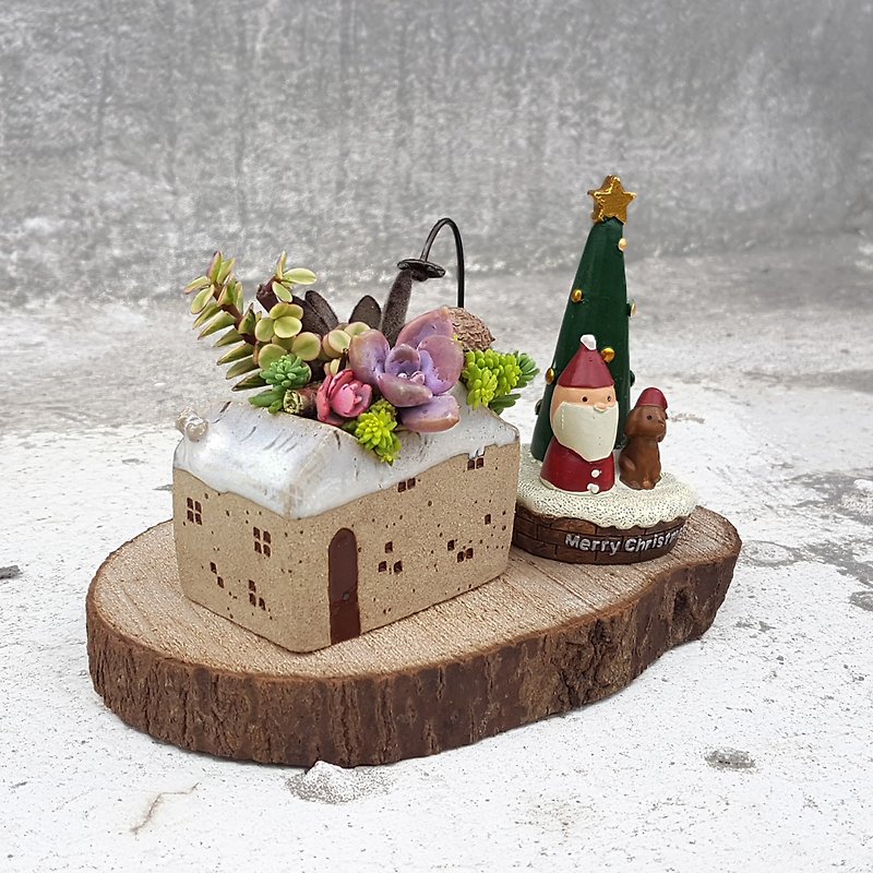 雪中漫步系列-小雪屋3(薑餅乾款)佐聖誕老人與狗 多肉組盆 - 花瓶/花器 - 陶 白色