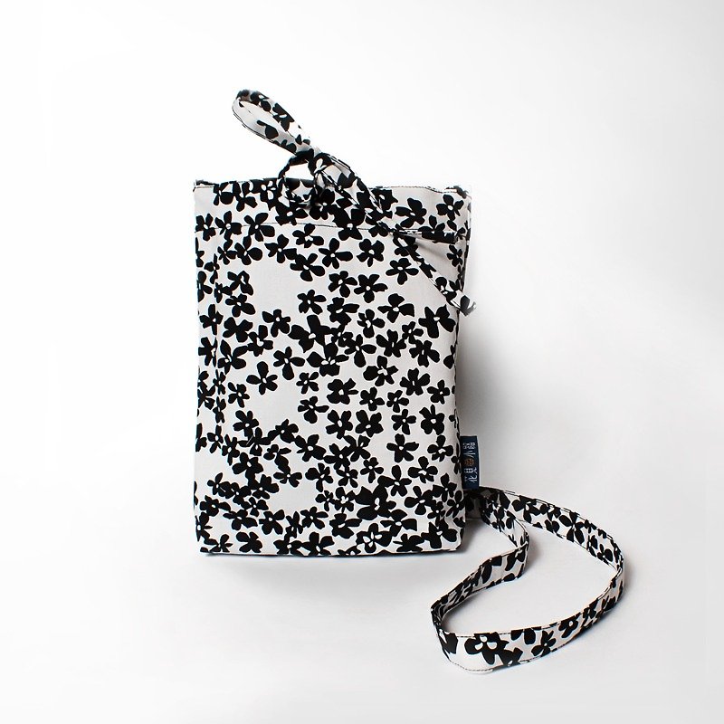 [hanamikoji Bags] Crossbody Bags Floral Print Casual Cotton Black and White - กระเป๋าแมสเซนเจอร์ - วัสดุอื่นๆ ขาว