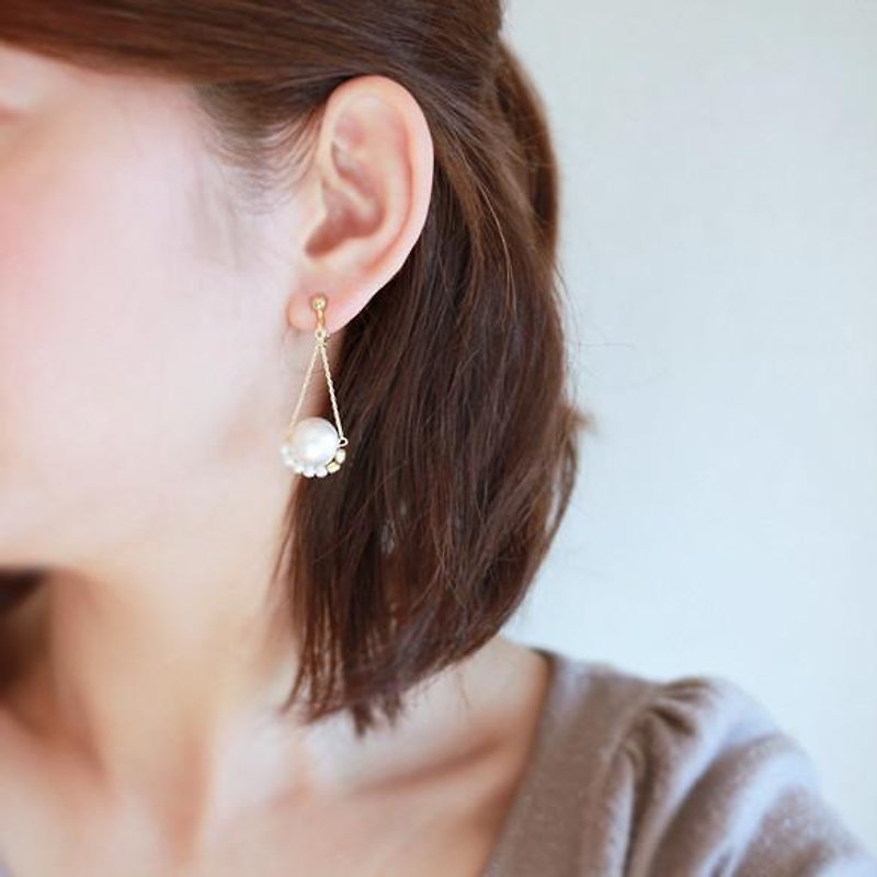 珍珠串珠 耳夾耳環 altalena［白色］ - 耳環/耳夾 - 其他金屬 白色