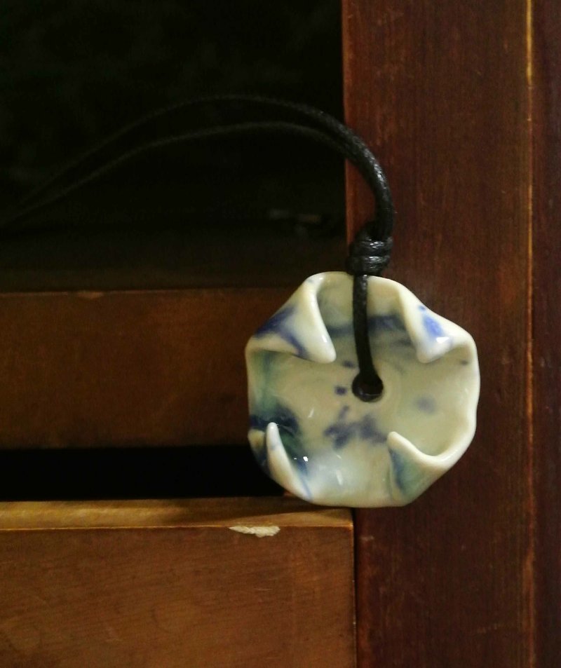 [T-C] Necklace Japanese white porcelain porcelain limited edition natural glaze color infinitely not greasy, high temperature firing at 1350 Celsius - สร้อยคอ - เครื่องลายคราม 