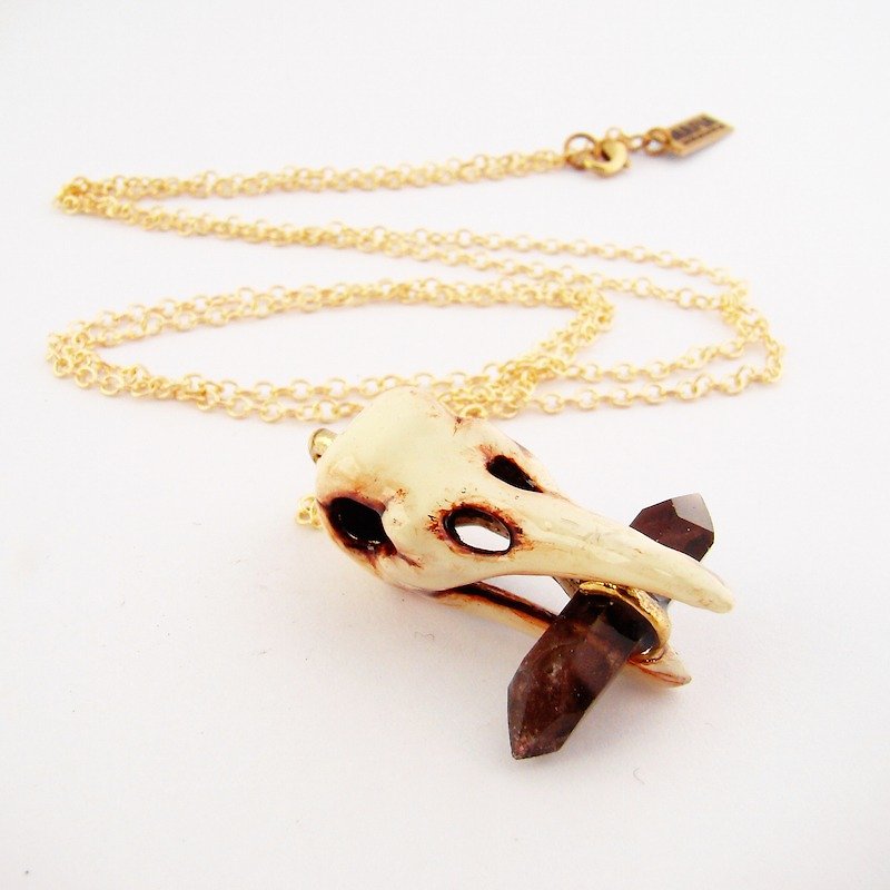 Realistic crow skull in brass with smoky quartz stone and oxidized antique color - สร้อยคอ - โลหะ 