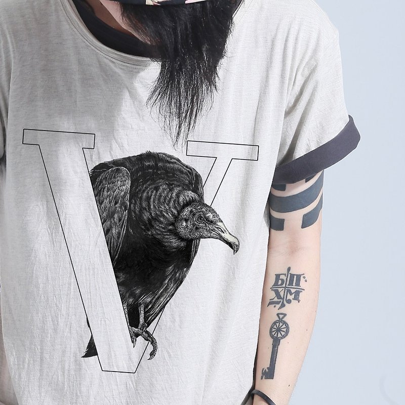 Vulture 禿鷹 手繪字母T - T 恤 - 棉．麻 
