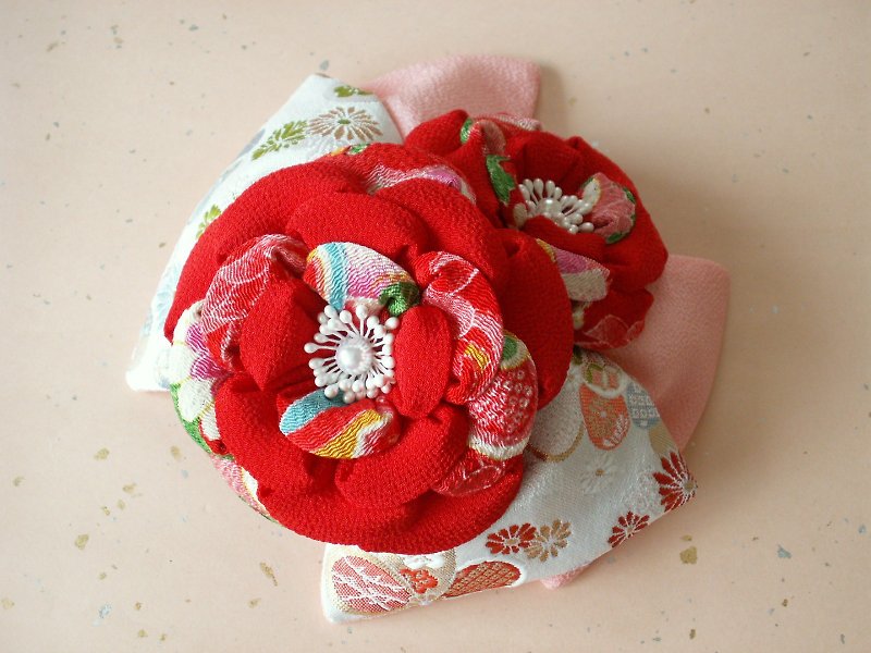 Tsumimo-style hair ornament Shichigosan [Red collar and big ribbon] - Hair Accessories - Silk Red
