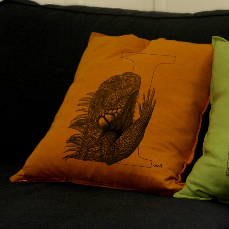 Iguana hand-painted letter pillow - หมอน - ผ้าฝ้าย/ผ้าลินิน หลากหลายสี