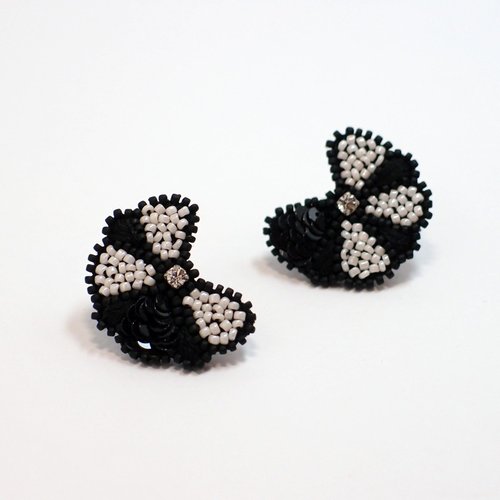 SHAO 花朵手工刺繡耳環 黑與白
