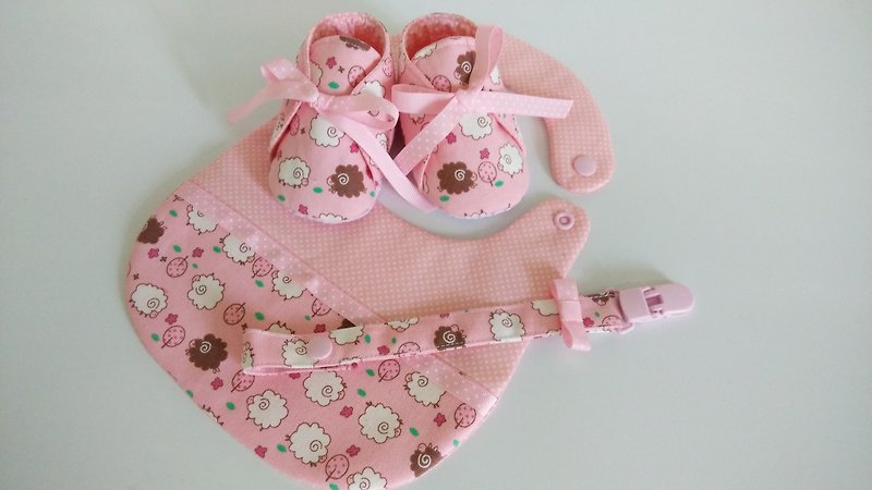 粉粉羊彌月禮物 嬰兒鞋+圍兜+奶嘴夾 - 彌月禮盒 - 棉．麻 粉紅色