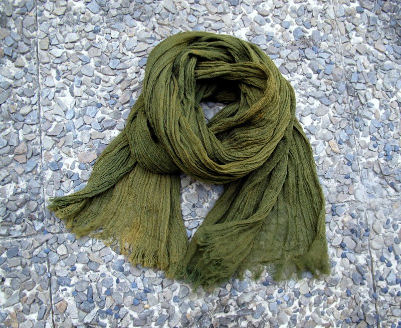 Vegetable dyes wool scarf - Fam - ผ้าพันคอ - พืช/ดอกไม้ สีเขียว