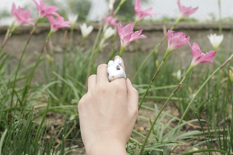 四月白色小兔子黃銅戒指 ( April Rabbit Ring ) - 戒指 - 銅/黃銅 藍色