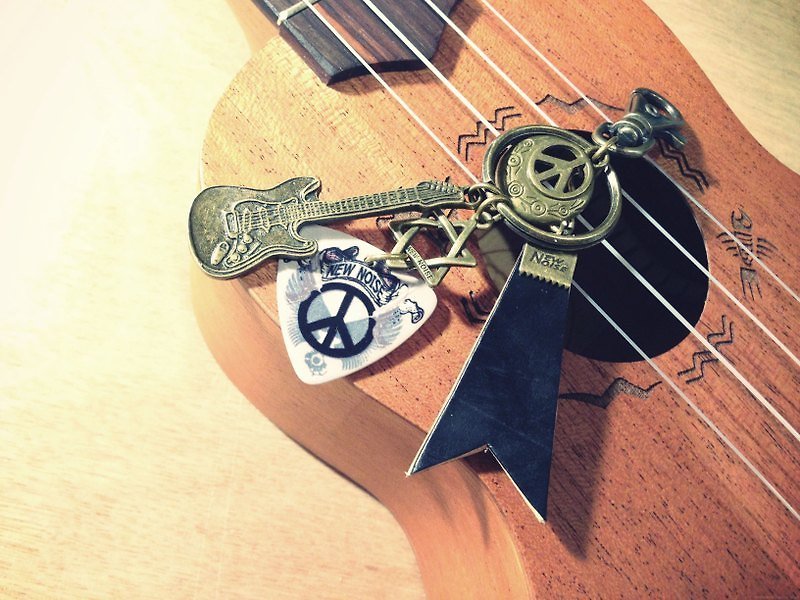 NEW NOISE - INSEPARABLE PICK - Charms - Genuine Leather Black