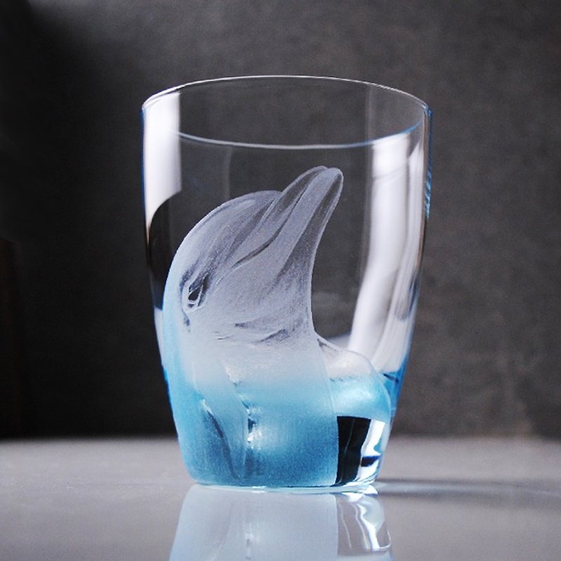 340cc【海洋動物雕刻】海豚座~天真的自由追逐者玻璃水杯 飲料杯 玻璃雕 生日禮物 Delphinus 客製化 - 咖啡杯 - 玻璃 藍色