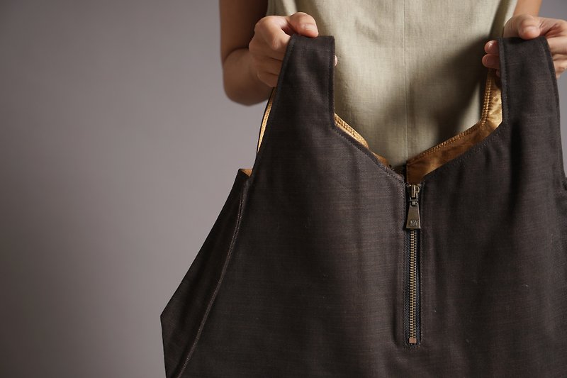 Zipper bag mouth _ black and gold cloth outer fabric - กระเป๋าถือ - วัสดุอื่นๆ สีดำ