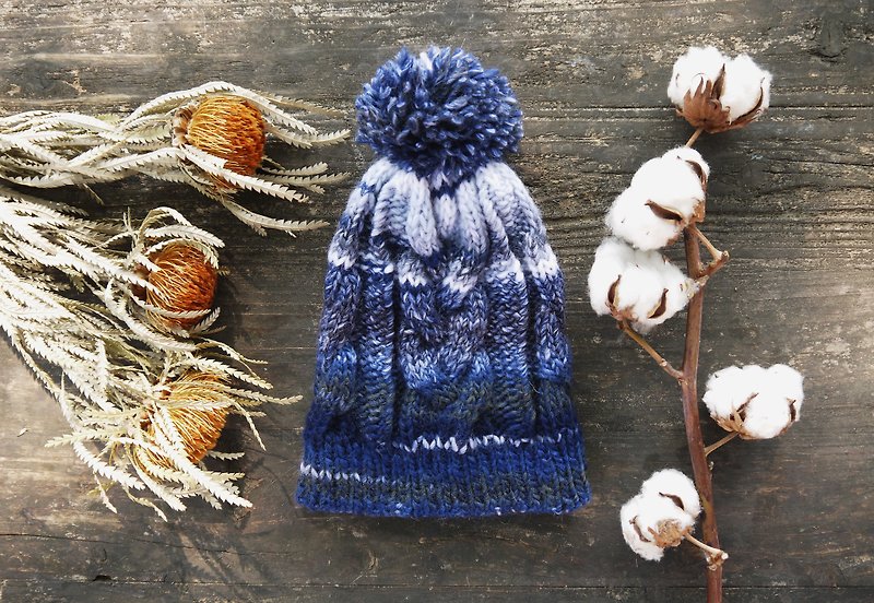 阿母100%的手作帽-麻花編織毛球帽-地中海漸層-聖誕/交換禮物 - 帽子 - 其他材質 藍色