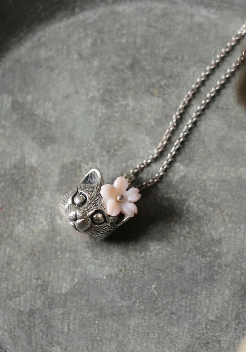 Petite Fille Handmade Silver Sakura Cat Sterling Silver Pendant - Necklaces - Other Metals Silver
