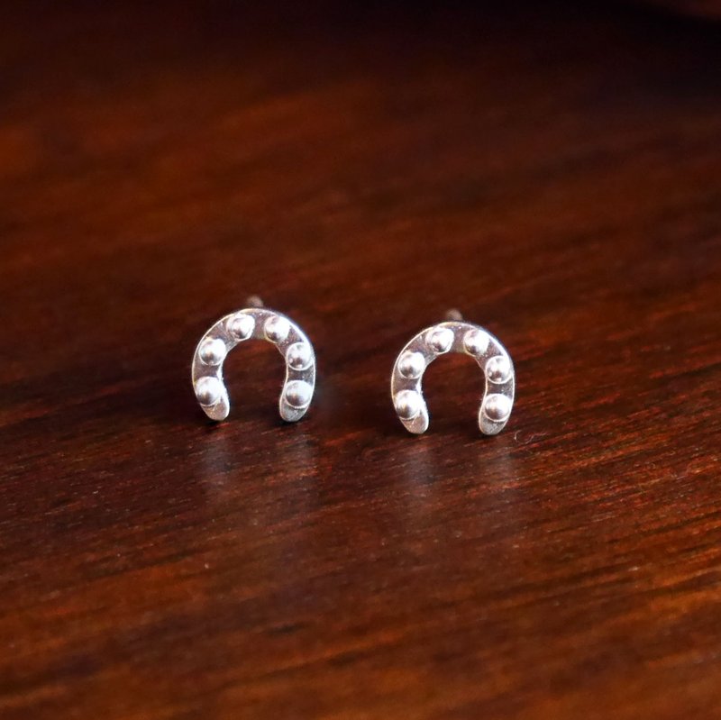 Knight Guardian Series─Lucky Horseshoe 925 Sterling Silver Earrings - ต่างหู - โลหะ สีเงิน