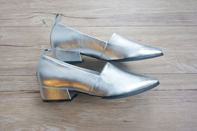 Participate in a minimalist wearing pointy low with time and space silver - Women's Casual Shoes - Genuine Leather Gray