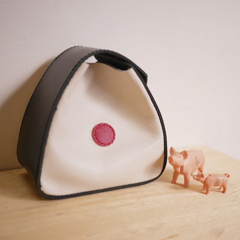 Plum triangle rice ball storage bag - กระเป๋าคลัทช์ - หนังแท้ ขาว