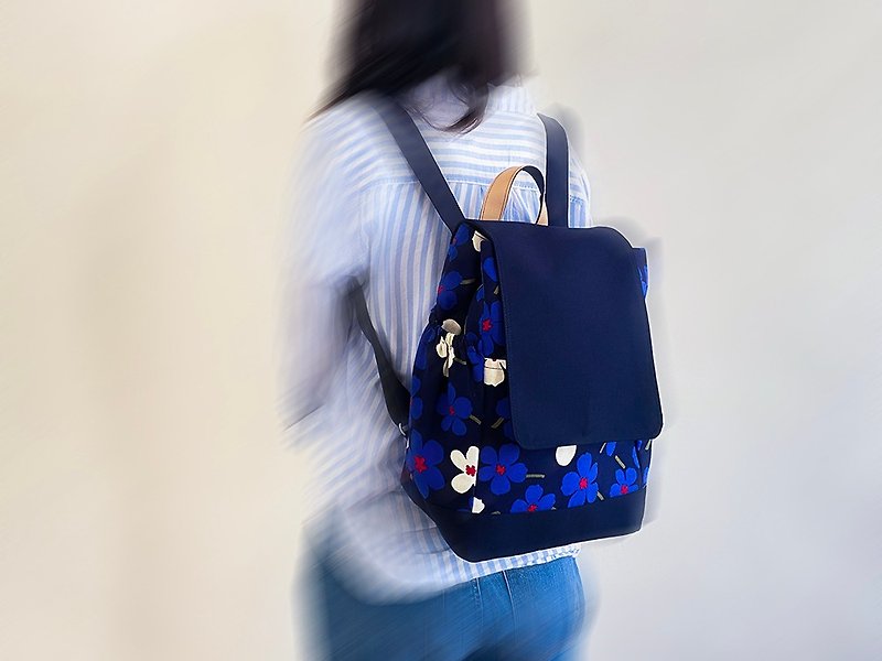 ผ้าฝ้าย/ผ้าลินิน กระเป๋าเป้สะพายหลัง สีน้ำเงิน - Small Backpack in Handmade Blues Night Flowers Cotton with Leather Trim