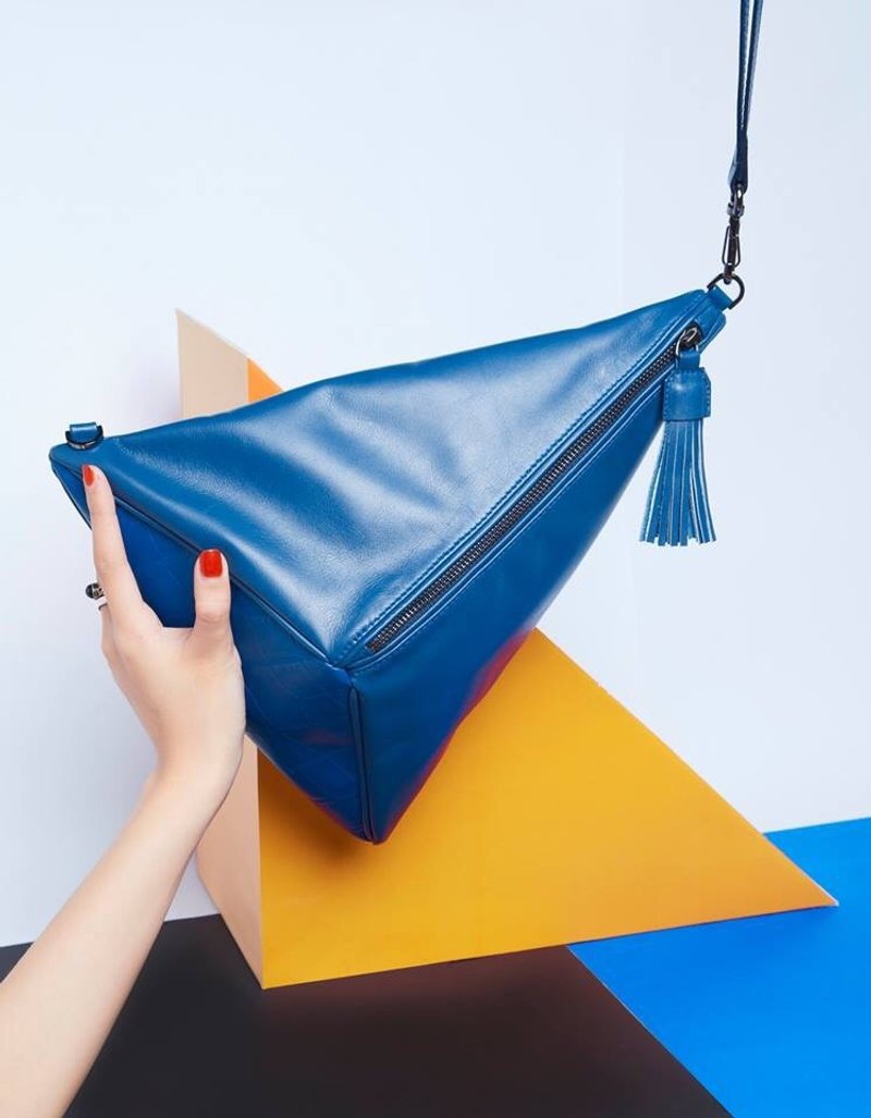 Pyramid bag Cobalt Blue - 側背包/斜背包 - 繡線 藍色