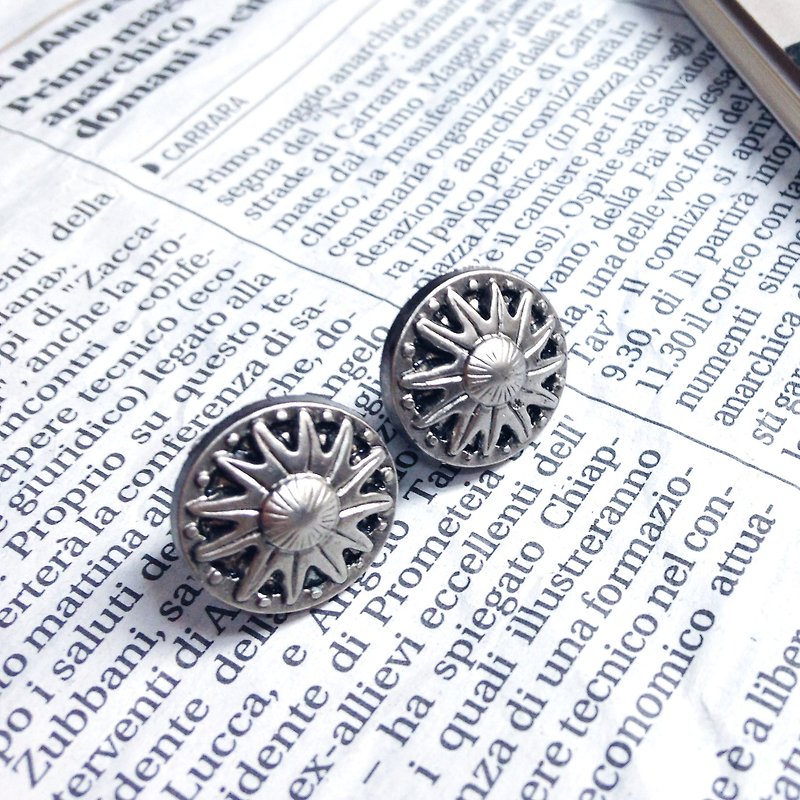 【Earrings】Miss Yoko's Secret*Can be changed to clip style - ต่างหู - โลหะ สีเทา