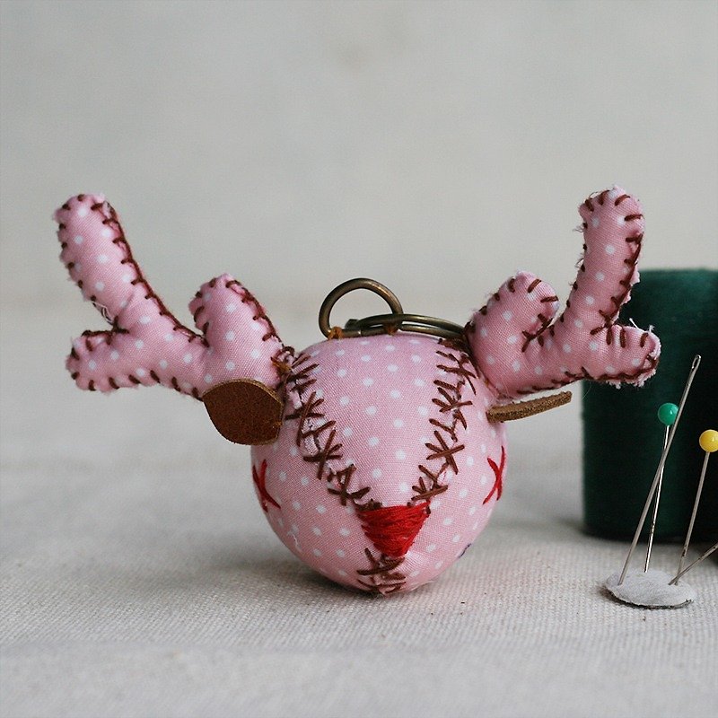 【布完美】點點麋鹿 手縫吊飾/鑰匙圈_草莓奶昔_X光眼 - 鑰匙圈/鎖匙扣 - 其他材質 粉紅色