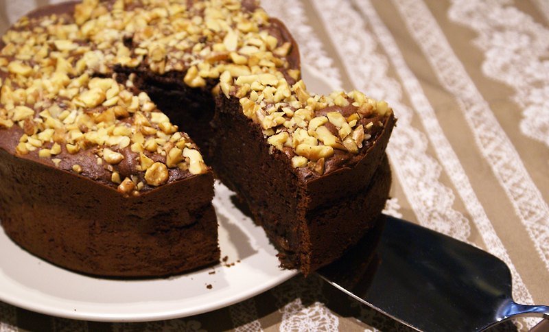 【Cheese&Chocolate.】Chocolate Cake with Fermented Longan and Walnuts / 6 inches - เค้กและของหวาน - อาหารสด สีนำ้ตาล