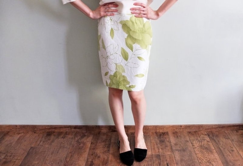 Slightly old silk processing, white and green oriental print one-line skirt fabric is only enough for a piece of size s - กระโปรง - ผ้าไหม สีเขียว