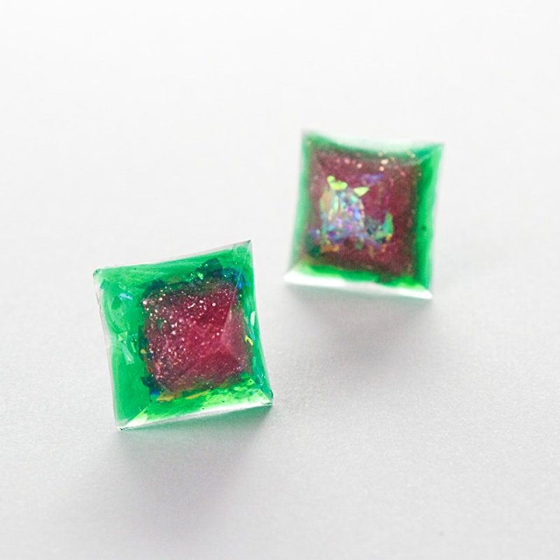 Pyramid earrings (strawberry) - ต่างหู - วัสดุอื่นๆ สีเขียว