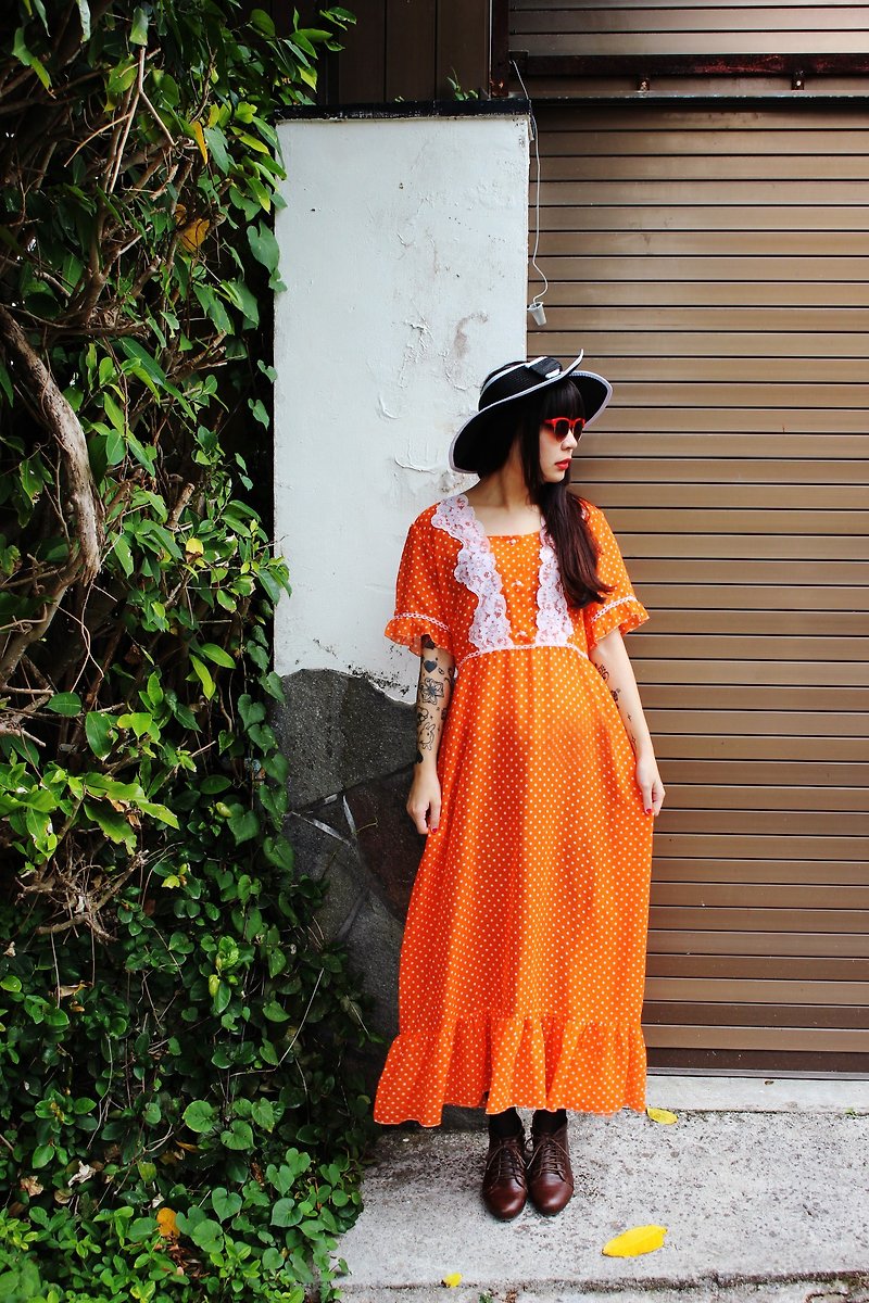 (Vintage)橘子色V型蕾絲點點附腰綁帶棉質獨特長版短袖古著洋裝 - 連身裙 - 其他材質 橘色