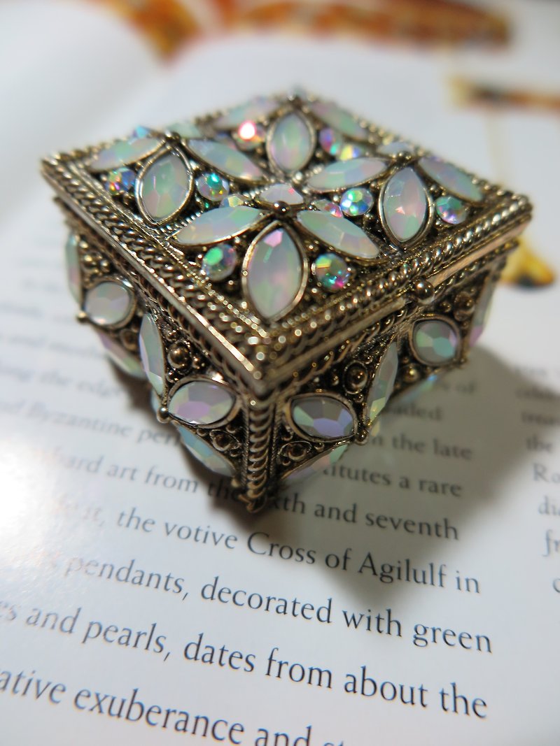 Neve Jewelry 神秘復古 方形珠寶盒 (乳白/古銅) - 裝飾/擺設  - 其他金屬 多色