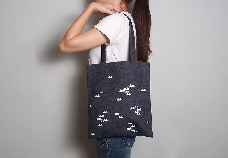 Hand-painted handprint tannin bag [Mountain Lan] One-sided / double-sided shoulder - กระเป๋าแมสเซนเจอร์ - ผ้าฝ้าย/ผ้าลินิน ขาว