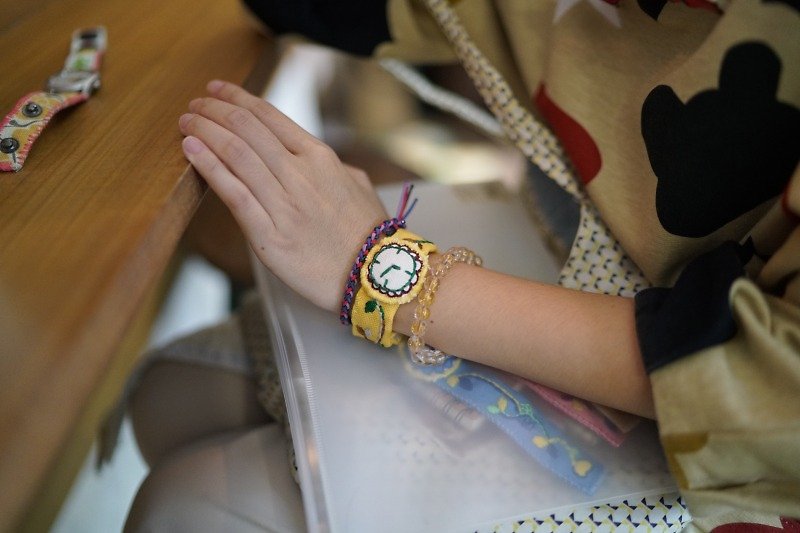 手作刺繡彩色假手錶手鏈飾品姜黃色 - 手鍊/手鐲 - 其他材質 黃色