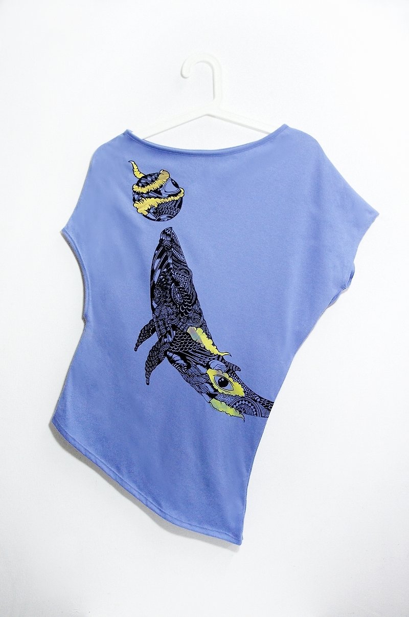 女裝 夏裝 秋裝個性不規則斜肩T 不規則設計上衣-潛出水面的鯨魚 - 女上衣/長袖上衣 - 棉．麻 藍色